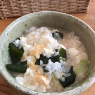 わかめと絹豆腐のピリ辛卵雑炊